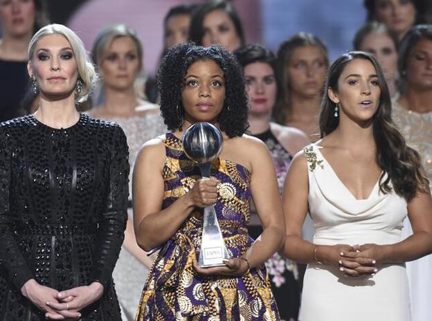 Una instantáenea tomada durante el homenaje a las víctimas del doctor Harry Nassar con Sarah Klein, Tiffany Thomas Lopezy la gimnasta Aly Raisman en primera fila./gtres