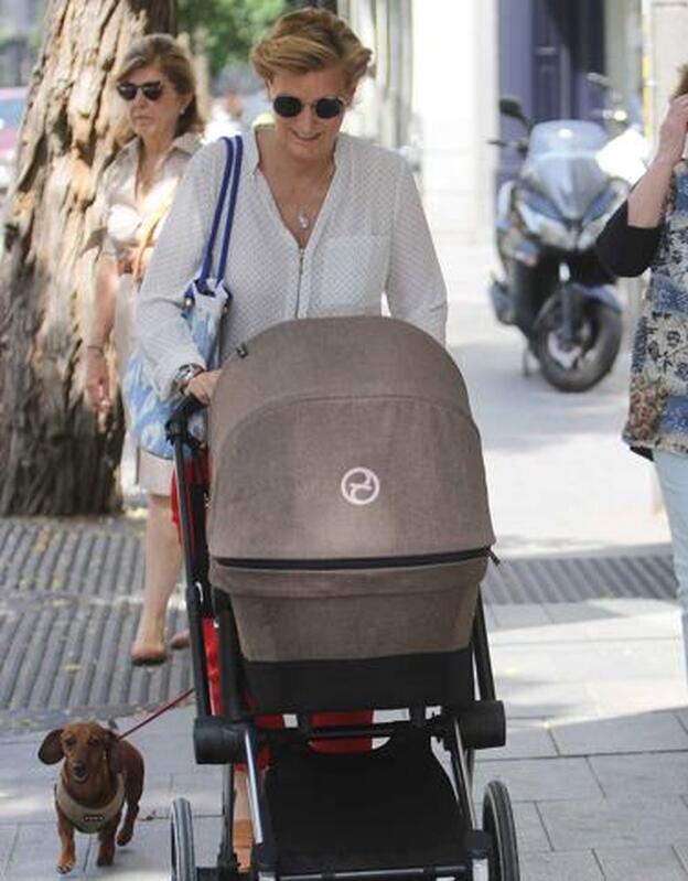 María Zurita paseando a su hijo.