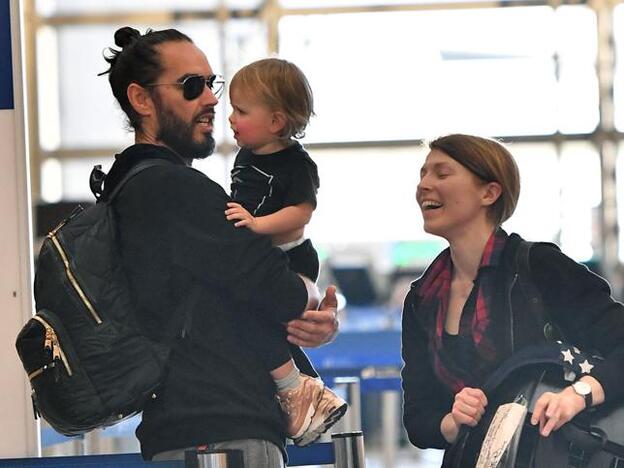 Russell Brand y su mujer, Laura Gallacher, son padres de nuevo,/gtres.