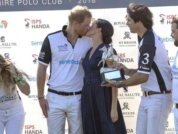 El príncipe Harry y Meghan Markle se besaron durante el torneo de polo de Sentebale./gtres