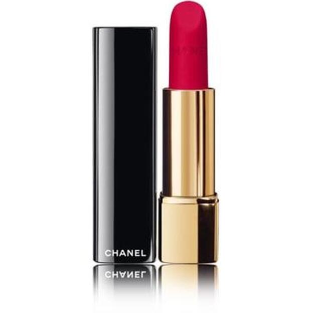 Rouge Allure Velvet en tono nº 64 First Light de Chanel (35 €).