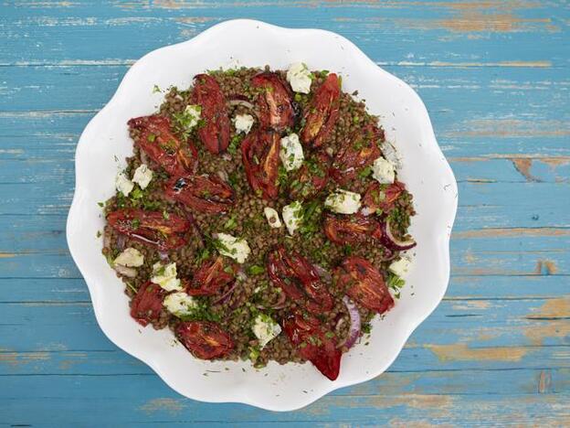 Ensalada de lenteja pardina, tomates secos y queso azul, uno de los dos platos que te proponemos esta semana./cecilia bayonas