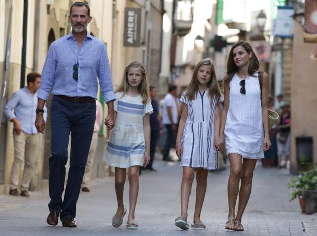 Don Felipe y doña Letizia paseando por las calles de Mallorca con Leonor y Sofía./gtres