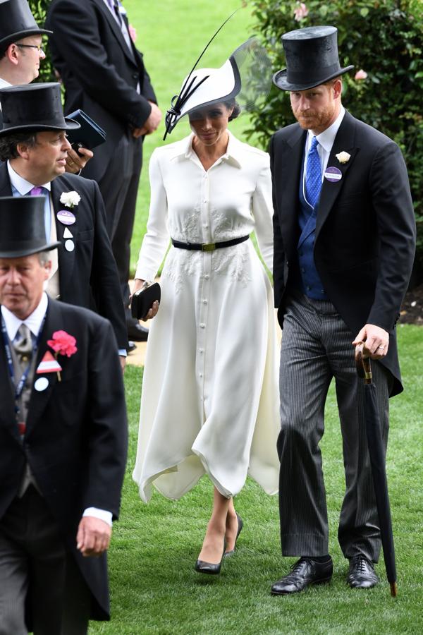 Con vestido camisero en Ascot: Givenchy.