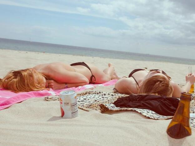 Dos chicas en la playa.