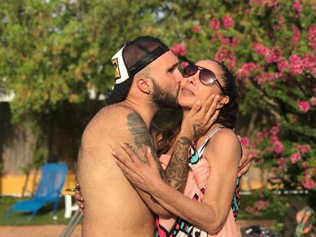 Kiko Rivera dando un cariñoso beso a su madre, Isabel Pantoja./Instagram