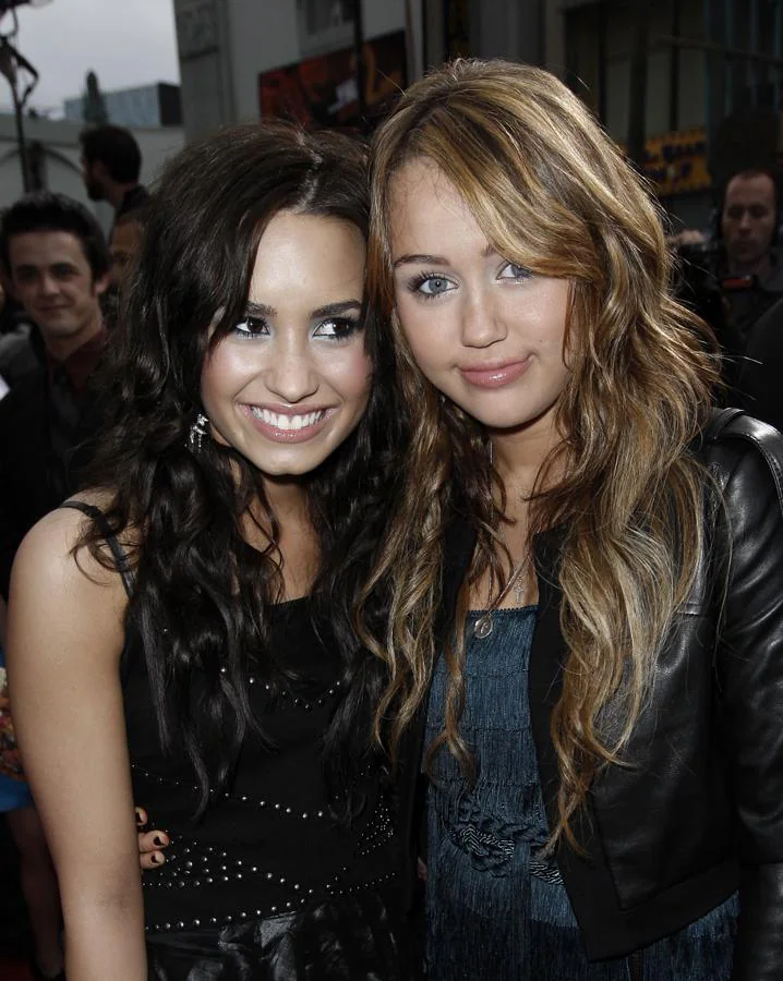 Demi Lovato y Miley Cyrus, dos niñas rotas