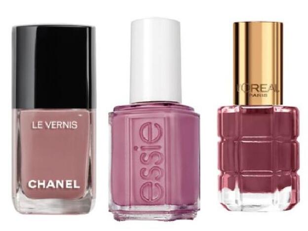 Le Vernis Longhe Tenue en tono Chicness de Chanelm (27 €). / Laca de uñas Treat Love &amp; Color en tono Mauve-tivation de Essie (12,95 €). / Laca de uñas Color Riche en tono Grenat Irrevere de L’Oréal Paris (7,95 €).