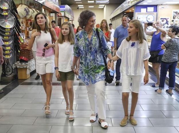 Doña Letizia junto a doña Sofía y sus hijas, la Princesa Leonor y la Infanta Sofía, en una de sus salidas de estos días en Palma de Mallorca. Las cuatro visitaron por sorpresa el mercado del Olivar, en el centro de la ciudad./gtres