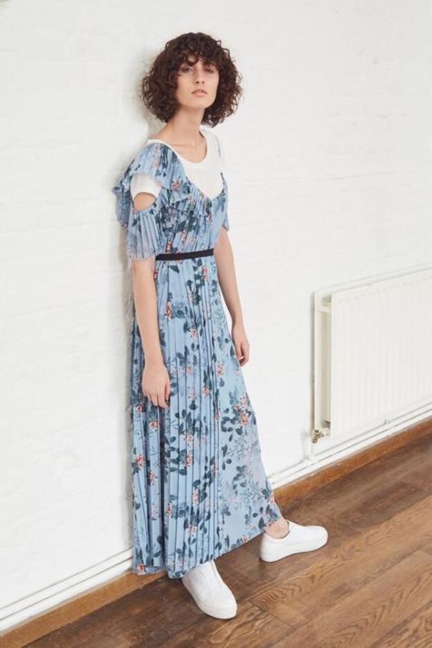 Maxi vestido drapeado con estampado floral en azul, 204 euros.