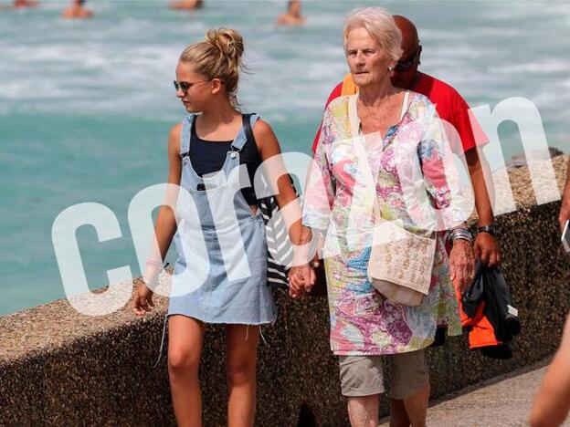 Irene Urdangarin junto a su abuela Claire./Agencias