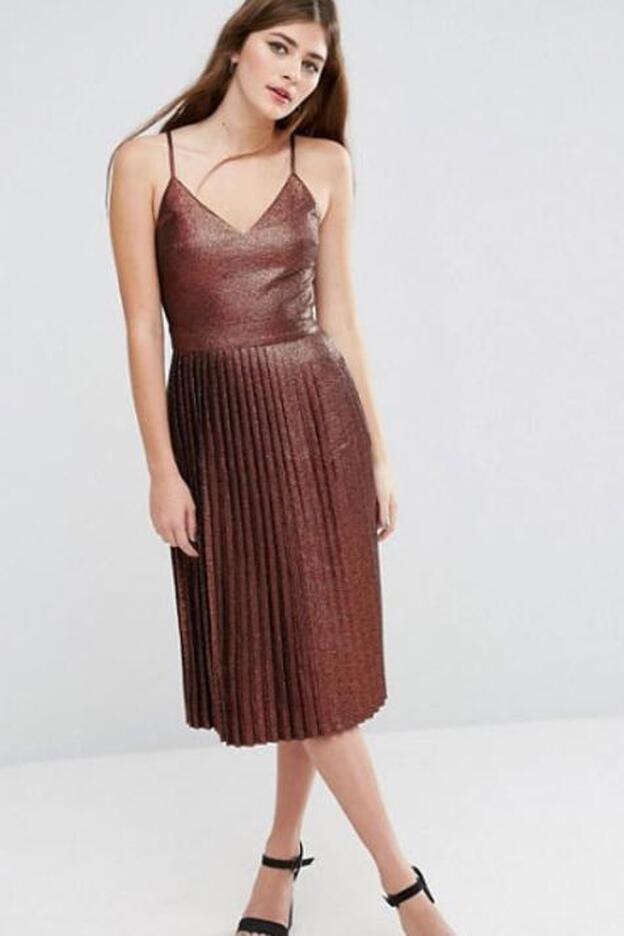 Vestido de media pierna con tirantes y diseño plisado en bronce metalizado, 37,49 euros.