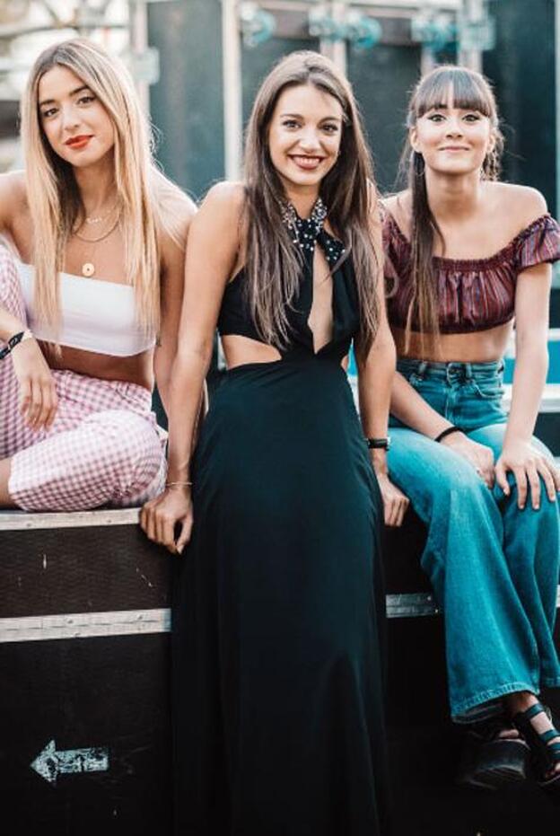 Mimi, Ana Guerra y Aitana con su 'look' de pantalones denim y top croped de Pull & Bear.