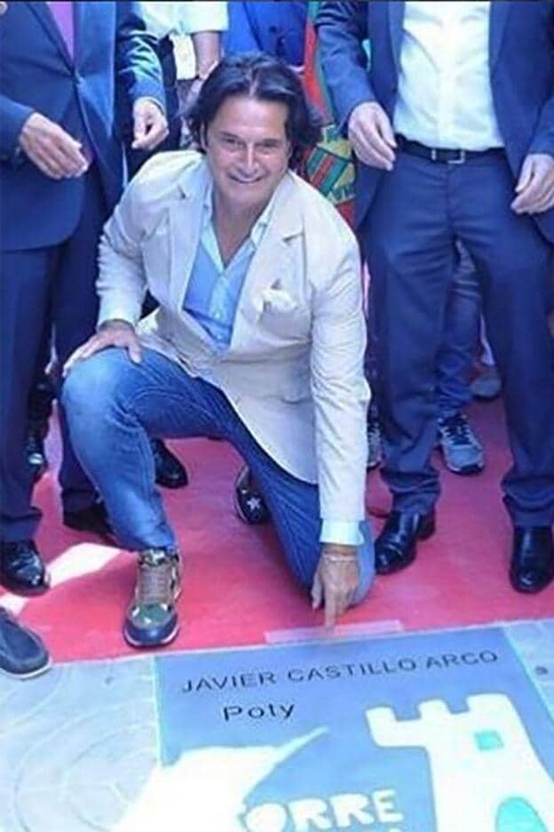 Javier Castillo inaugurando su placa en el Paseo de la Fama de su natal Torrelavega.