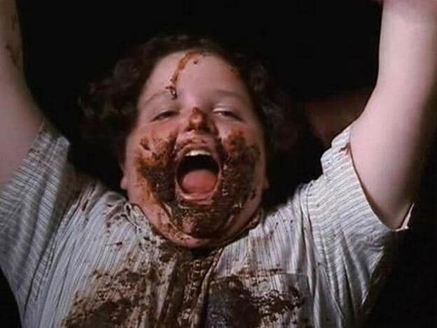 Bruce, el niño que convierte su castigo (comerse una enorme tarta de chocolate) en un desafío a la autoridad.
