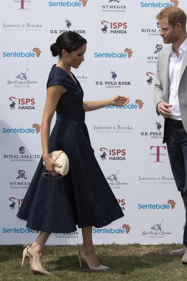 Meghan Markle, con vestido denim de Carolina Herrera.