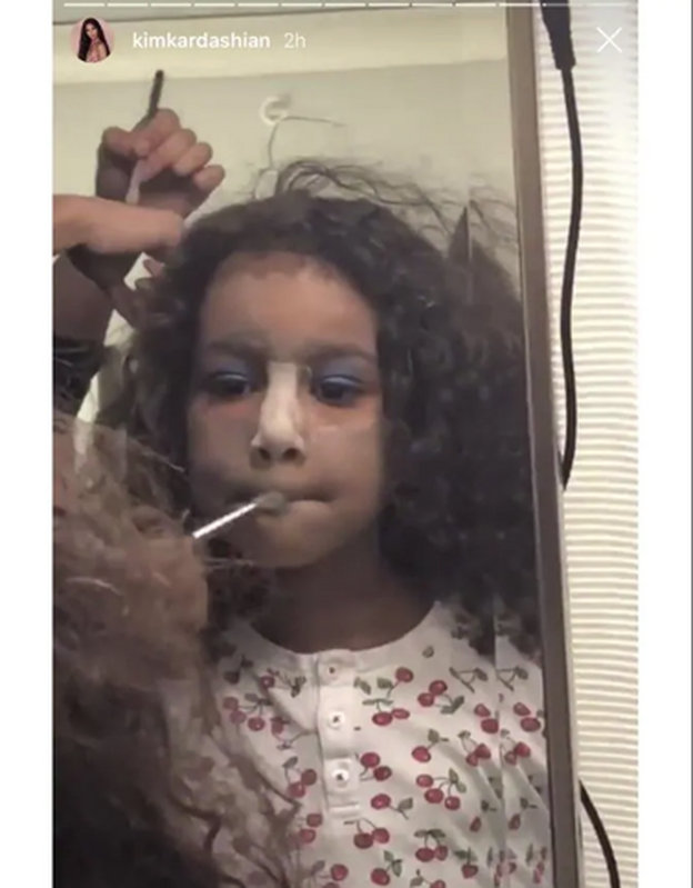 Con esta imagen queda claro que la niña pronto será una experta en la técnica del contouring.