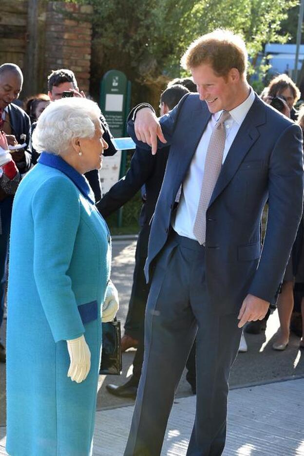 La reina Isabel II junto a su nieto, el príncipe Harry.