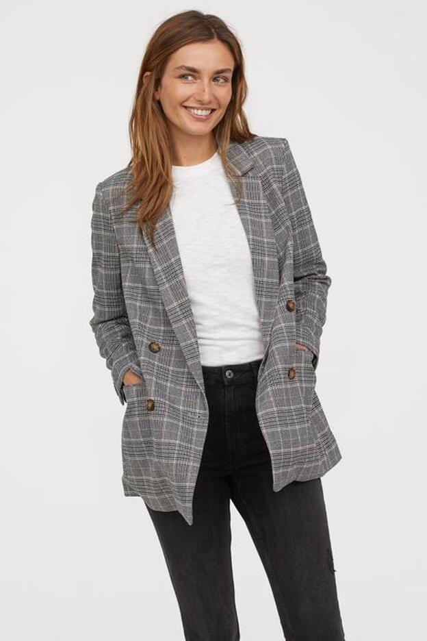 2. Blazer versátil. No te las vas a quitar en todo el otoño: la llevarás con tu total look en denim, con tu camiseta favorita o con el vestido slip o de flores de turno. Es de H&M (39,99 euros).