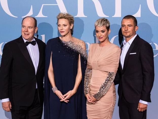 Alberto y Charlene de Mónaco posando junto Katy Perry y Orlando Bloom que hicieron su primera aparición juntos desde que retomaron su relación./Gtres