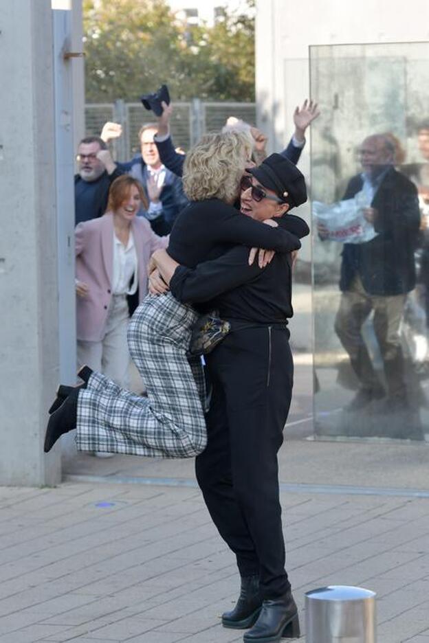 Jane Fonda saltando efusivamente para abrazar a Rosie de Palma en el Festival de Lyon 2018.