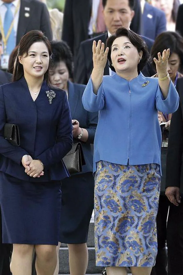 Kim Jung-Sook y Ri Sol-ju en una imagen de la visita oficial./gtres.