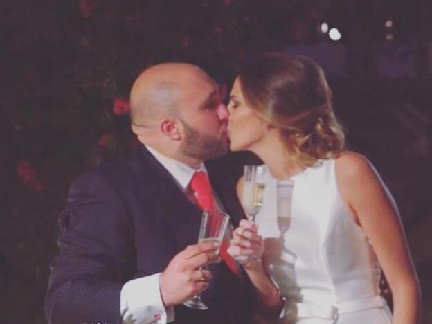 Kiko Rivera e Irene Rosales se felicitan en Instagram su segundo aniversario de boda. Pinchando en la imagen, el espectacular cambio físico del 'DJ'./instagram.