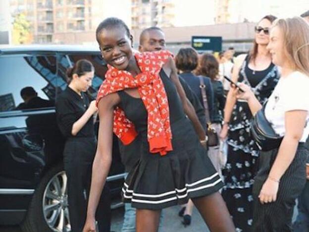 La modelo Adut Akech Bior con jersey de Louis Vuitton.