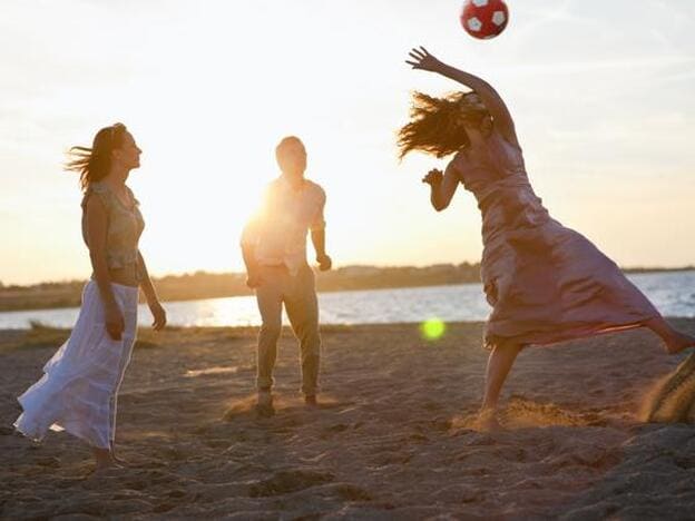 Mujeres jugando a la pelota./getty images