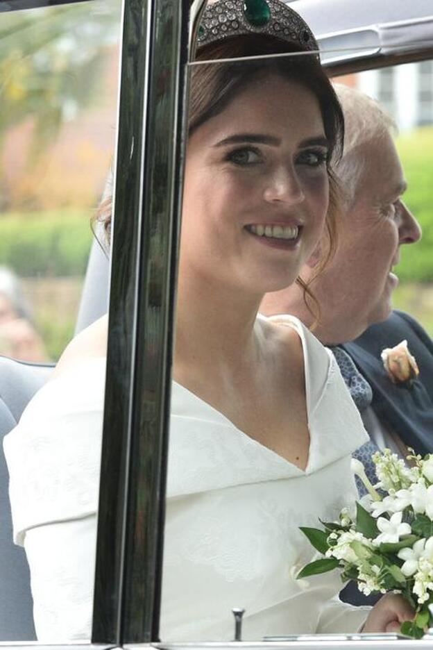 Eugenia de York con una amplia sonrisa en su llegada a la capilla de San Jorge, en Windsor. Haz clic en la imagen para ver todos los looks de las invitadas a la boda./gtres