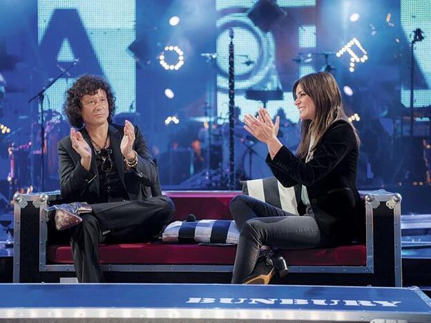 Maika Makovski, presentadora del programa, junto a Enrique Bunbury.