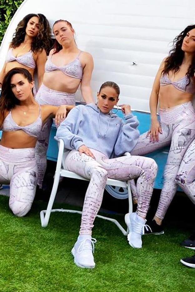 JLo, con otras modelos luciendo los leggings, de su colección,