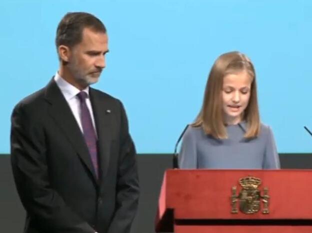 La princesa Leonor leyendo la constitución junto a su padre (Haz click sobre la imagen para ver los momentos más tiernos de la princesa, que cumple 13 años)./D.R.