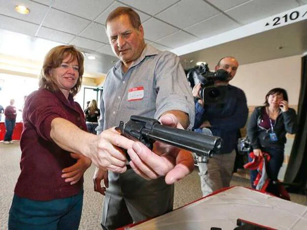 Una profesora de Utah aprendiendo a disparar, como parte de un programa de autodefensa para docentes.