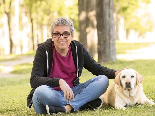 Pedro Guerra posa con Lola, su labradora./m. vaquero.