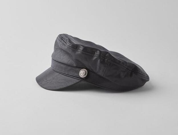 Gorra marinera efecto piel, 9,99 euros.