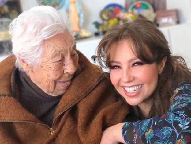 Thalía en una imagen colgada hace tiempo junto a su abuela en las redes sociales./instagram.