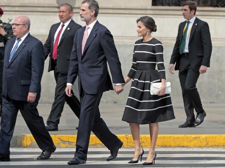 Letizia reinventa el look 'navy' con un vestido nuevo en Perú