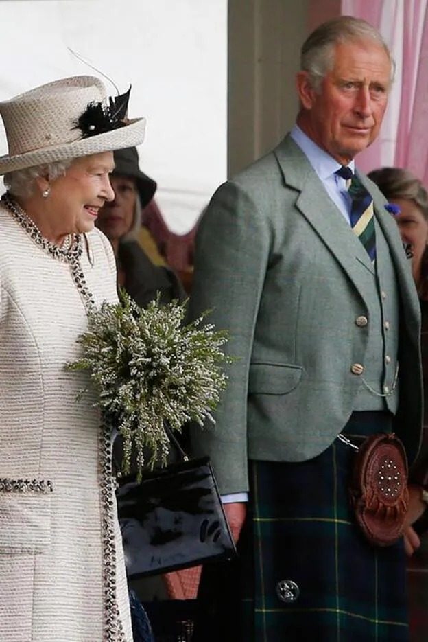 Isabel II y el príncipe Carlos, que ayer cumplió 70 años, en una imagen de archivo./cordon press.