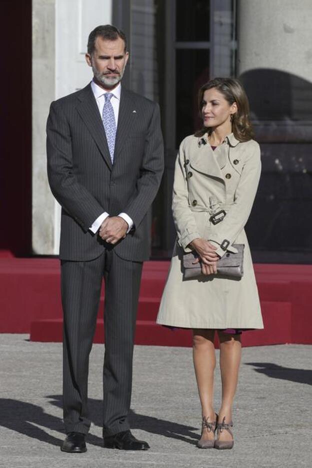 La Reina, con uno de sus trench de Burberry el pasado otoño