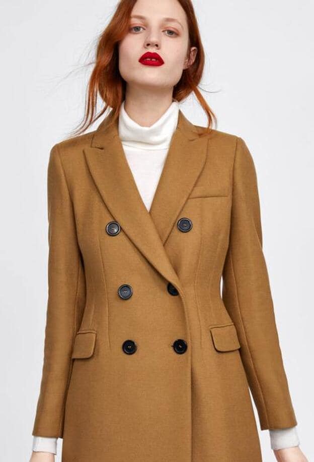 El abrigo camel de Zara que no te hará parecer más mayor