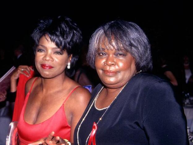Oprah Winfrey junto a su madre, Vernita Lee, en una imagen de los años 80. Pincha sobre la foto para ver la lista de otros famosos que han fallecido en 2018./cordon press.