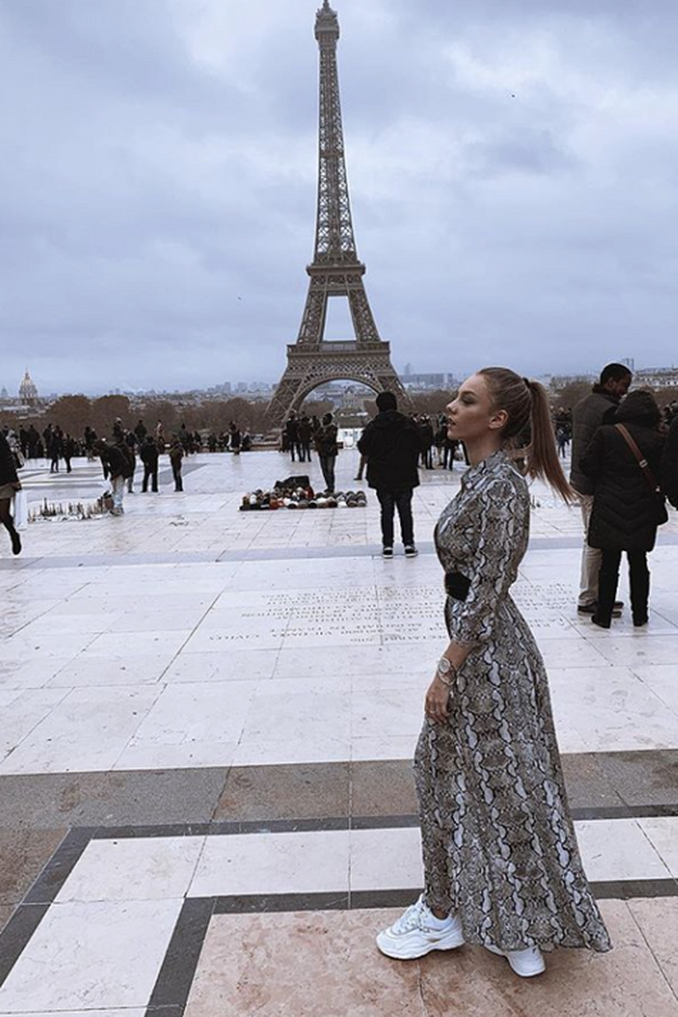 Ester Expósito, de turismo por París con un vestido de Zara.