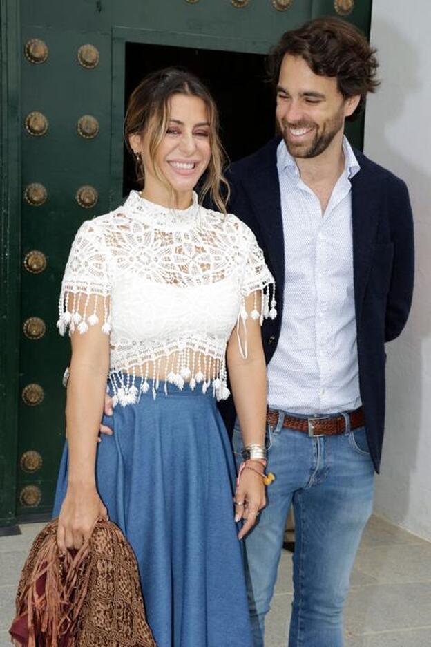 Elena Tablada y Javier Ungría en una imagen de este verano. Pincha sobre la foto para ver las parejas de famosos que ya se han casado este 2018./cordon press.