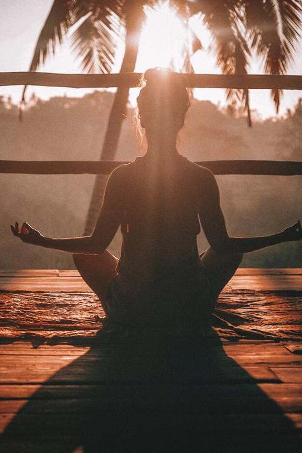 Chica practicando meditación