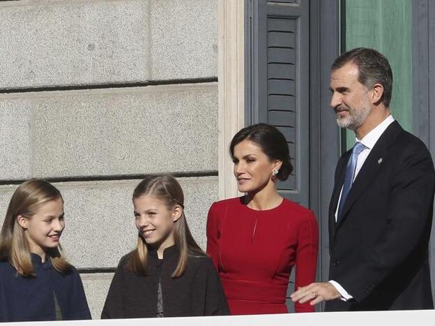 Los Reyes con sus hijas durante el acto de conmemoración./Gtres