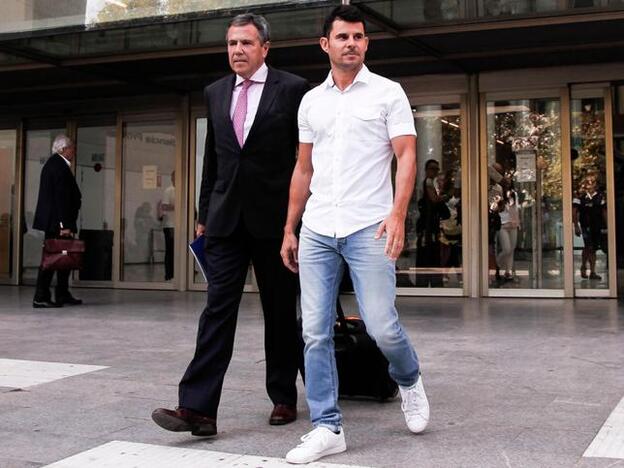 Javier Santos junto a su abogado, Fernando Osuna, a las puertas del juzgado de Valencia./Gtres