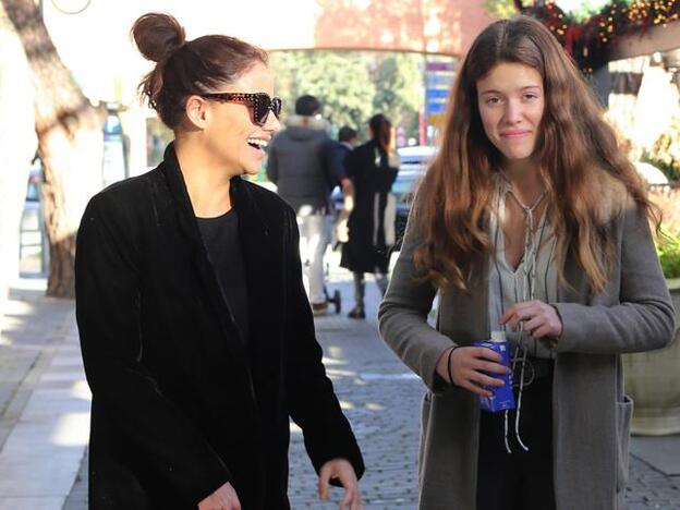 Monica Hoyos con su hija por las calles de Madrid.