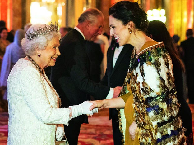 Jacinda con la reina Isabel II, en una cena de la Commonwealth en el palacio de Buckingham, en Londres