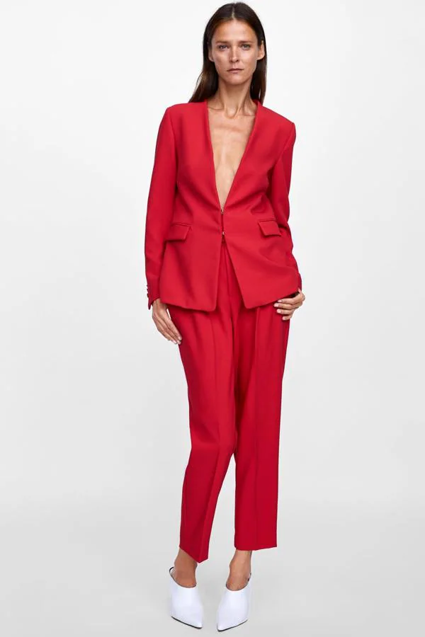 Fotos: Zara tiene ya traje rojo que Victoria Beckham va a convertir tendencia Mujer